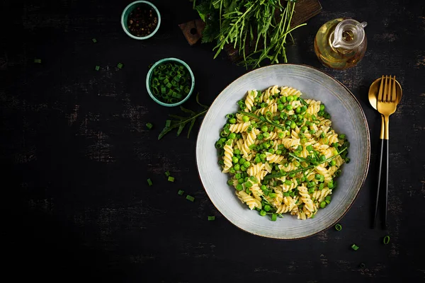 Salată Vegană Paste Fusilli Mazăre Verde Ceapă Mâncare Italiană Privire — Fotografie, imagine de stoc