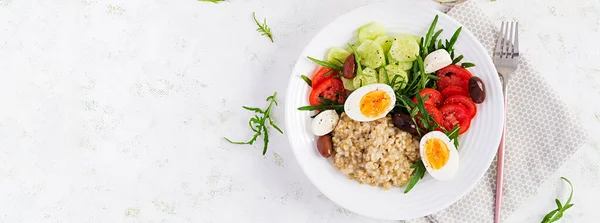 Desayuno Gachas Avena Con Ensalada Griega Tomates Pepinos Aceitunas Huevos —  Fotos de Stock