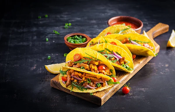 Een Taco Mexicaanse Taco Met Rundvlees Maïs Salsa Mexicaanse Keuken — Stockfoto
