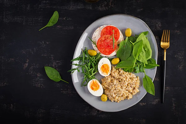 Frukostgröt Med Kokt Ägg Tomatsmörgås Ruccola Och Spenat Friska Livsmedel — Stockfoto