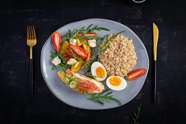 ゆで卵と朝食オートミール粥 サーモンサンドイッチとトマトサラダ 健康食品 トップビュー オーバーヘッド コピースペース — ストック写真