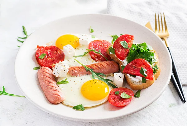 Desayuno Inglés Huevos Fritos Salchichas Tomates Queso Feta Comida Americana — Foto de Stock