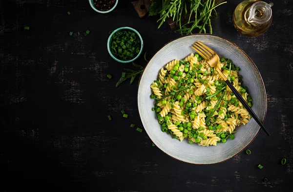 Veganistische Salade Fusilli Pasta Met Groene Erwten Uien Italiaans Eten — Stockfoto