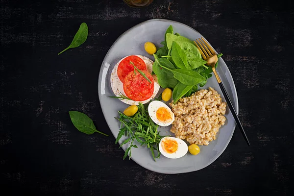 Frukostgröt Med Kokt Ägg Tomatsmörgås Ruccola Och Spenat Friska Livsmedel — Stockfoto