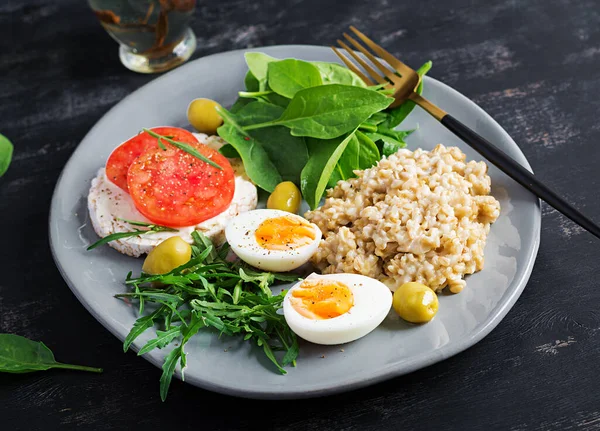 Breakfast Oatmeal Porridge Boiled Egg Tomatoes Sandwich Arugula Spinach Healthy — Stock Photo, Image