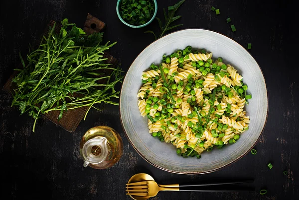 Veganistische Salade Fusilli Pasta Met Groene Erwten Uien Italiaans Eten — Stockfoto