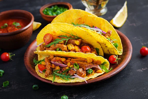 Een Taco Mexicaanse Taco Met Rundvlees Maïs Salsa Mexicaanse Keuken — Stockfoto