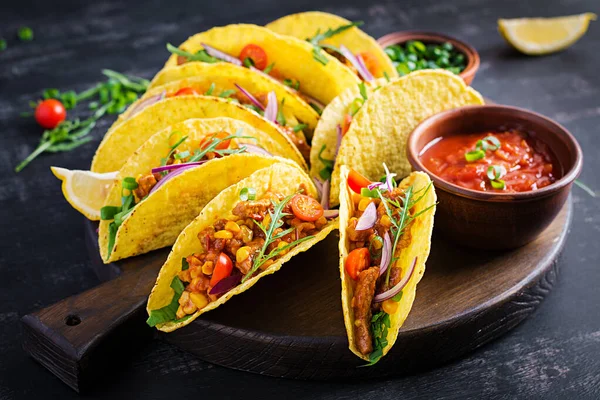 Taco Mexická Tacos Hovězím Masem Kukuřicí Salsou Mexická Kuchyně Kopírovat — Stock fotografie
