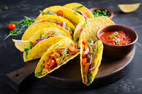 Taco Meksykańskie Tacos Mięsem Wołowym Kukurydzą Salsą Meksykańska Kuchnia Przestrzeń — Zdjęcie stockowe