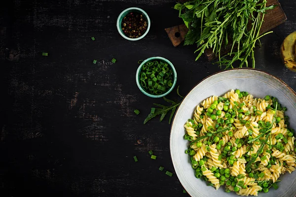 Salada Vegan Massa Fusilli Com Ervilhas Verdes Cebolas Comida Italiana — Fotografia de Stock