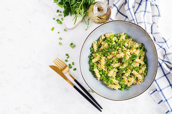 Salada Vegan Massa Fusilli Com Ervilhas Verdes Cebolas Comida Italiana — Fotografia de Stock