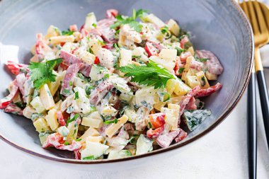 Moda salatası. Jambonlu salata, kırmızı biber, salatalık ve peynir. Sağlıklı yiyecekler, ketojenik diyet, diyet öğle yemeği konsepti. Keto / Paleo diyet menüsü.