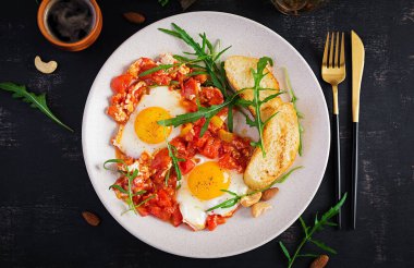 Geç kahvaltı - sebzeli sahanda yumurta. Shakshuka. Arap mutfağı. Koşer yemeği. Üst görünüm