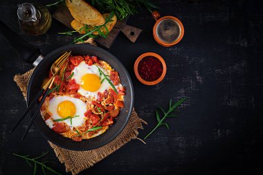 Geç kahvaltı - sebzeli sahanda yumurta. Shakshuka. Arap mutfağı. Koşer yemeği. Üst görünüm