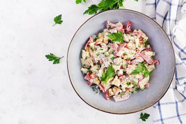 Moda salatası. Jambonlu salata, kırmızı biber, salatalık ve peynir. Sağlıklı yiyecekler, ketojenik diyet, diyet öğle yemeği konsepti. Keto / Paleo diyet menüsü. Üst görünüm, genel görünüm