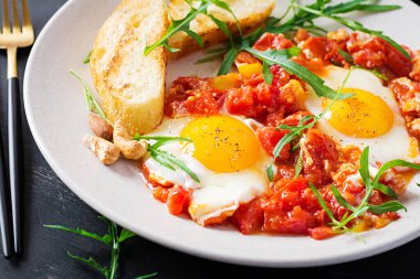 Geç kahvaltı - sebzeli sahanda yumurta. Shakshuka. Arap mutfağı. Koşer yemeği..