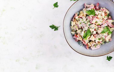 Moda salatası. Jambonlu salata, kırmızı biber, salatalık ve peynir. Sağlıklı yiyecekler, ketojenik diyet, diyet öğle yemeği konsepti. Keto / Paleo diyet menüsü. Üst görünüm, genel görünüm