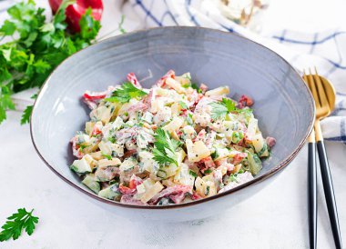 Moda salatası. Jambonlu salata, kırmızı biber, salatalık ve peynir. Sağlıklı yiyecekler, ketojenik diyet, diyet öğle yemeği konsepti. Keto / Paleo diyet menüsü.