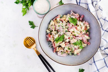 Moda salatası. Jambonlu salata, kırmızı biber, salatalık ve peynir. Sağlıklı yiyecekler, ketojenik diyet, diyet öğle yemeği konsepti. Keto / Paleo diyet menüsü. Üst görünüm, genel görünüm