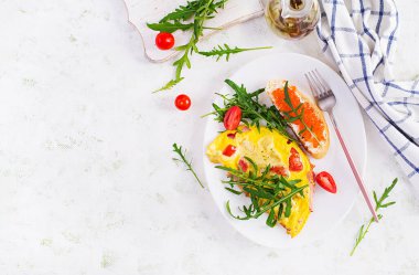 Domatesli omlet, peynir, jambon ve tabakta kırmızı cavier sandviçi. Frittata - İtalyan omleti. Üst görünüm, genel görünüm, kopyalama alanı