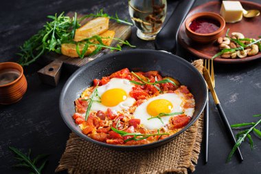 Geç kahvaltı - sebzeli sahanda yumurta. Shakshuka. Arap mutfağı. Koşer yemeği..
