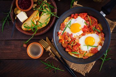 Geç kahvaltı - sebzeli sahanda yumurta. Shakshuka. Arap mutfağı. Koşer yemeği. Üst görünüm