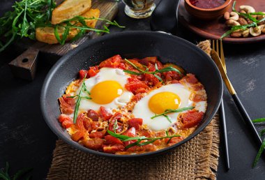Geç kahvaltı - sebzeli sahanda yumurta. Shakshuka. Arap mutfağı. Koşer yemeği..