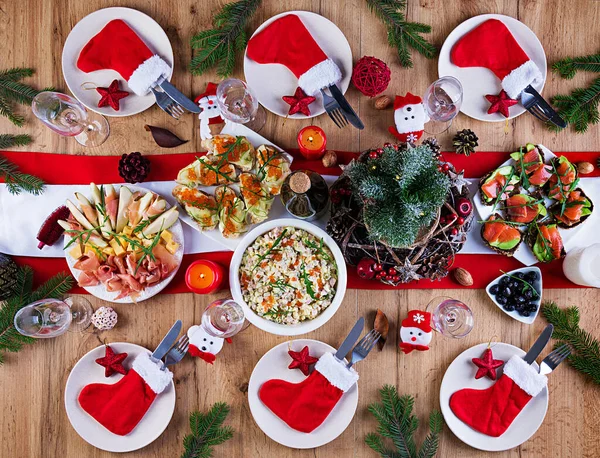 Karácsonyi Asztalhoz Előétel Díszített Fényes Tinsel Gyertyák Asztalbeállítás Karácsonyi Vacsora — Stock Fotó