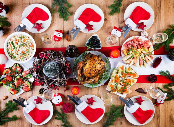 Ψητή Γαλοπούλα Χριστουγεννιάτικο Δείπνο Χριστουγεννιάτικο Τραπέζι Σερβίρεται Γαλοπούλα Διακοσμημένη Λαμπόγυαλο — Φωτογραφία Αρχείου