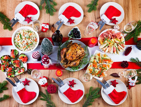 Ψητή Γαλοπούλα Χριστουγεννιάτικο Δείπνο Χριστουγεννιάτικο Τραπέζι Σερβίρεται Γαλοπούλα Διακοσμημένη Λαμπόγυαλο — Φωτογραφία Αρχείου