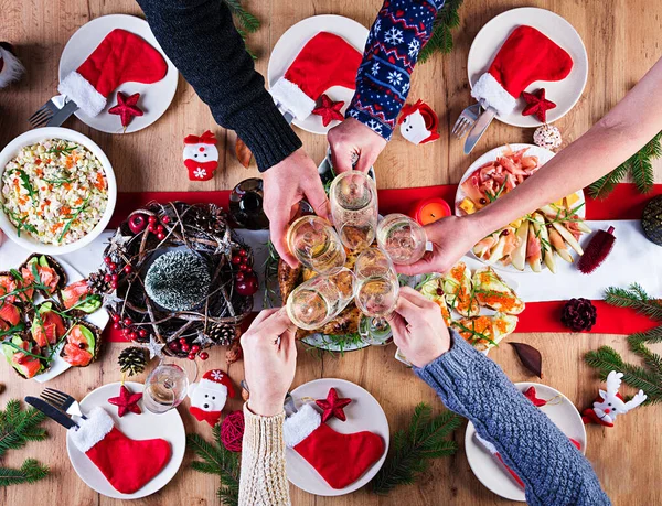 Pieczony Indyk Świąteczny Obiad Świąteczny Stół Serwowany Jest Indykiem Ozdobiony — Zdjęcie stockowe