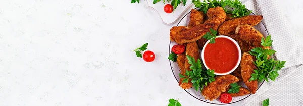 Bröd Mini Kyckling Filéer Serveras Med Tomatsås Amerikansk Mat Kycklingklimpar — Stockfoto
