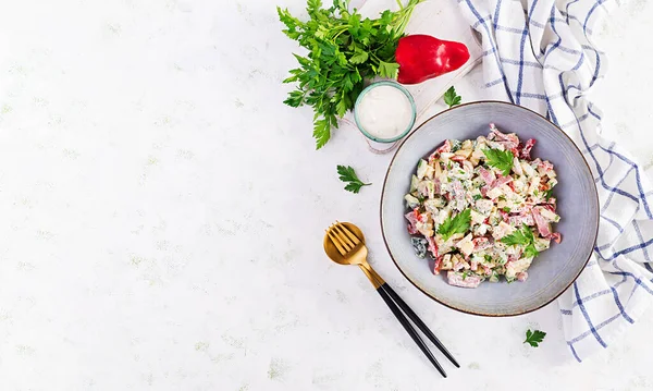 Trendy Salade Salade Met Ham Paprika Komkommer Kaas Gezond Eten — Stockfoto
