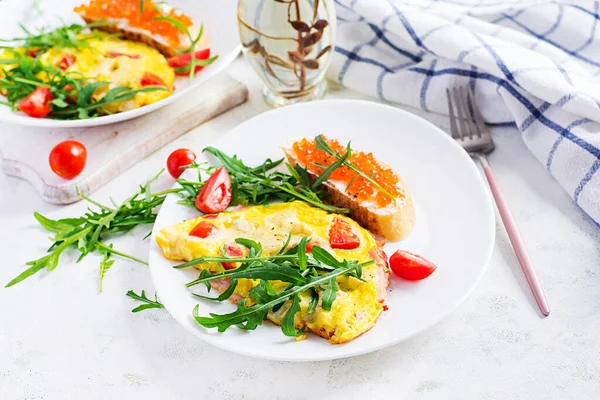 Omelette Mit Tomaten Käse Schinken Und Sandwich Red Cavier Auf — Stockfoto
