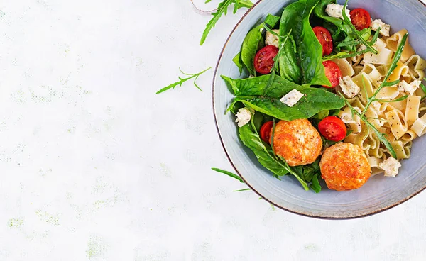 Massa Italiana Massa Com Almôndegas Queijo Salada Fresca Fundo Claro — Fotografia de Stock