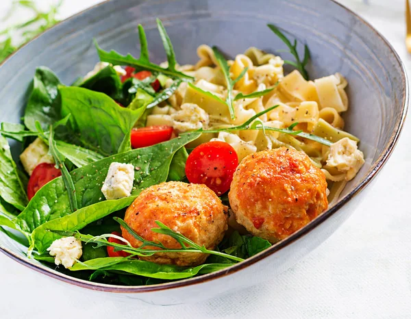 Massa Italiana Massa Com Almôndegas Queijo Salada Fresca Fundo Claro — Fotografia de Stock