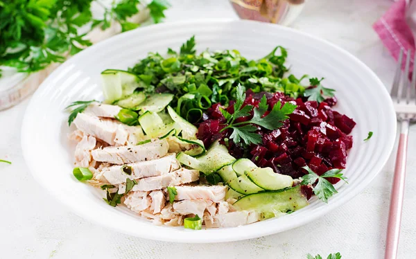 Trendi Saláta Csirke Főtt Filé Saláta Céklával Uborkával Egészséges Ételek — Stock Fotó