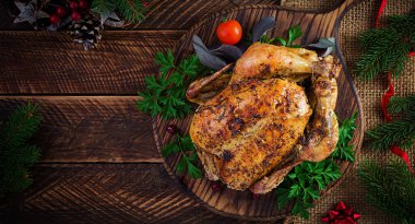 Fırında hindi ya da tavuk. Noel masası parlak süslemelerle süslenmiş bir hindiyle servis edilir. Kızarmış tavuk, sofra takımı. Noel yemeği. Üst görünüm, genel görünüm, kopyalama alanı