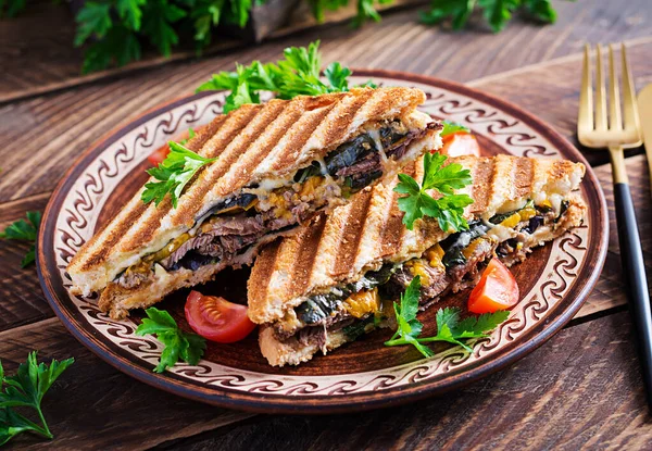 Sándwich Panini Club Parrilla Con Perla Tomate Queso Mostaza Hoja — Foto de Stock