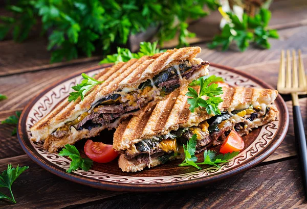 Grelhado Clube Panini Sanduíche Com Beaf Tomate Queijo Mostarda Folha — Fotografia de Stock