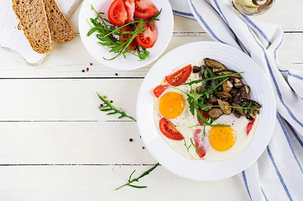 Lekker Ontbijt Gebakken Eieren Boschampignons Tomaten Arugula Lunch Eten Bovenaanzicht — Stockfoto