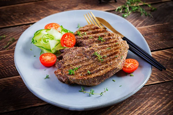 양념과 샐러드 곁들인 맛있는 스테이크 크기의 쇠고기 — 스톡 사진