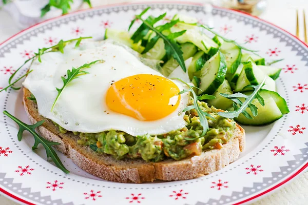 Healthy Breakfast Christmas Brunch Avocado Sandwich Fried Egg Fresh Salad — Stock Photo, Image