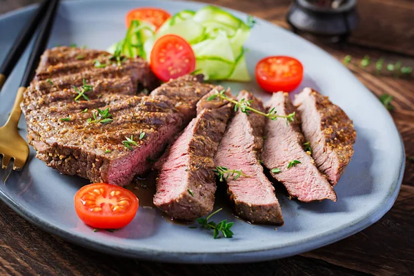 Grilovaný Šťavnatý Steak Středně Vzácné Hovězí Maso Kořením Čerstvým Salátem — Stock fotografie