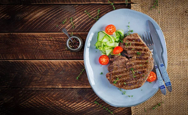 Gegrilltes Saftiges Steak Medium Rare Rindfleisch Mit Gewürzen Und Frischem — Stockfoto