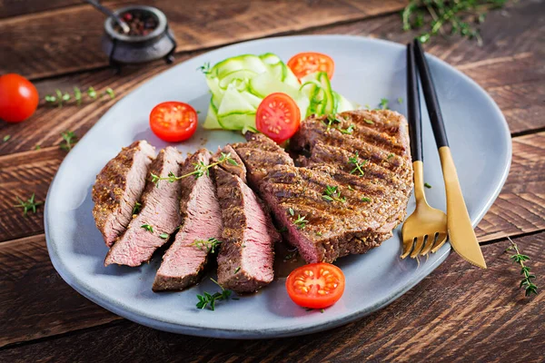 Grilled Juicy Steak Medium Rare Beef Spices Fresh Salad — Stock Photo, Image