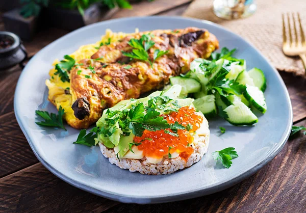 Omelett Med Skogssvamp Fusilli Pasta Och Smörgås Röd Kaviar Avokado — Stockfoto