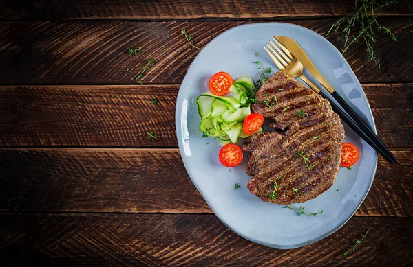 Bife Suculento Grelhado Carne Rara Média Com Especiarias Salada Fresca — Fotografia de Stock