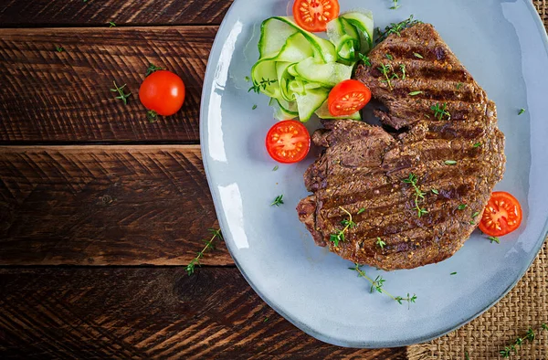 Grillezett Szaftos Steak Közepes Ritka Marhahús Fűszerekkel Friss Salátával Felülnézet — Stock Fotó