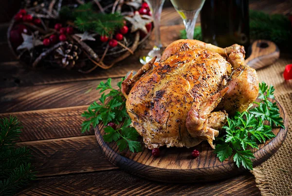 Gebakken Kalkoen Kip Kersttafel Wordt Geserveerd Met Een Kalkoen Versierd — Stockfoto